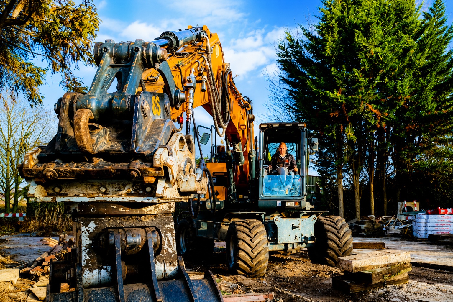 MBOGERS-machinist aan het werk met een graafmachine op locatie